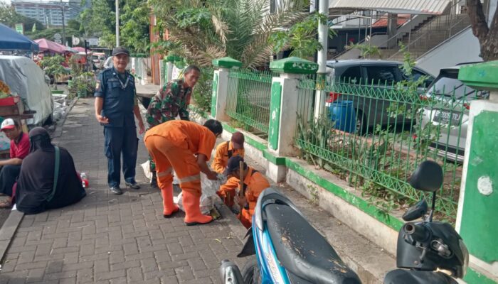Babinsa Penggilingan Bersama PPSU Bersihkan Sampah di Saluran Air