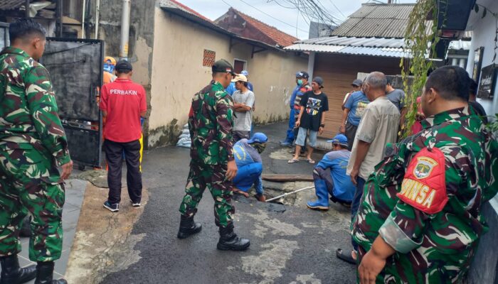 Karya Bhakti Koramil 07/Cipayung Normalisasi Saluran Air di Wilayah Munjul.