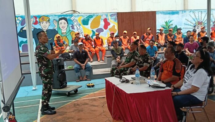 Peringati Hari Juang TNI AD, Kodim 0505/JT Karbak Bersihkan Bantaran Sungai Ciliwung