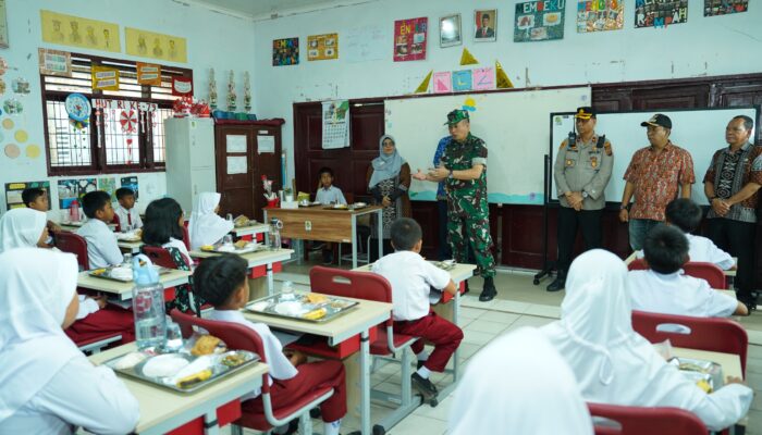 Dukung Program Pemerintah Cegah Stunting,Kodam I/BB Berikan Makanan Sehat Bergizi untuk Siswa SDN Medan Amplas.