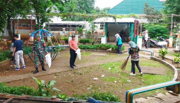 Babinsa Koramil 08/Duren Sawit Laksanakan Karya Bhakti Pembersihan Kantor Kelurahan.