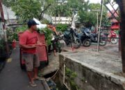 Koramil 01/Jatinegara Gelar Giat Karya Bhakti Membersihkan Saluran Air.