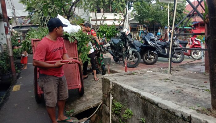 Koramil 01/Jatinegara Gelar Giat Karya Bhakti Membersihkan Saluran Air.