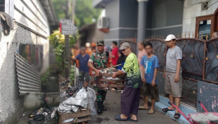 Jum’at Bersih Koramil 03/Pasar Rebo Bersihkan Masjid Jami Darussalam