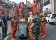 Babinsa Koramil 04/Pulo Gadung Membersihkan Fasilitas Umum.