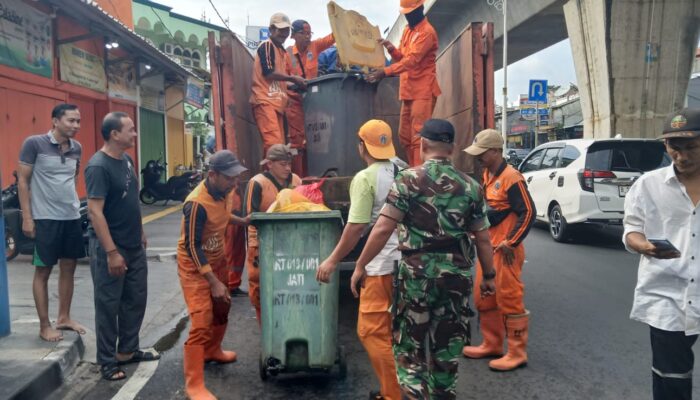 Babinsa Koramil 04/Pulo Gadung Membersihkan Fasilitas Umum.