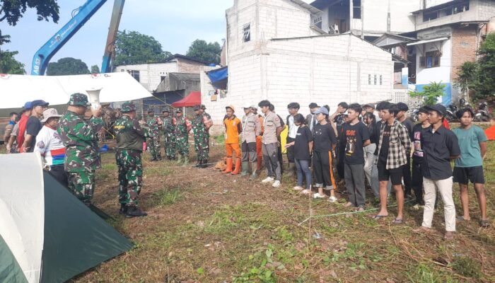 Karya Bhakti Koramil Kramatjati Tanam Pohon Produktif di Kali Item Cililitan