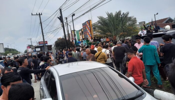 Diduga Jadi Sarang Maksiat, Ratusan Massa Demo Chromatic Family Karaoke dan Blokir Jalan Pekanbaru-Kampar