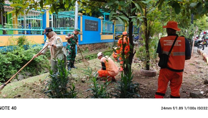 Ciptakan Lingkungan Bersih di Tahun Baru Oleh Koramil Duren Sawit.*