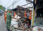 Bersihkan Lingkungan Warga Oleh Babinsa Matraman Giat Karya Bakti