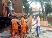 Pembersihan Sampah Yang Menumpuk Oleh Babinsa Pulo Gadung.