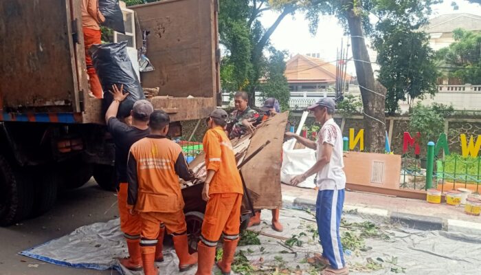 Pembersihan Sampah Yang Menumpuk Oleh Babinsa Pulo Gadung.