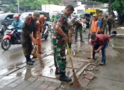Pembersihan Genangan Air di Sepanjang Jalan Trotoar Oleh Koramil 06/Cakung.