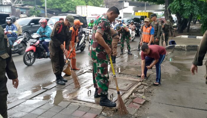 Pembersihan Genangan Air di Sepanjang Jalan Trotoar Oleh Koramil 06/Cakung.