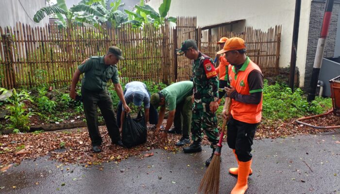 Bersih-Bersih Wilayah Oleh Babinsa Koramil Duren Sawit