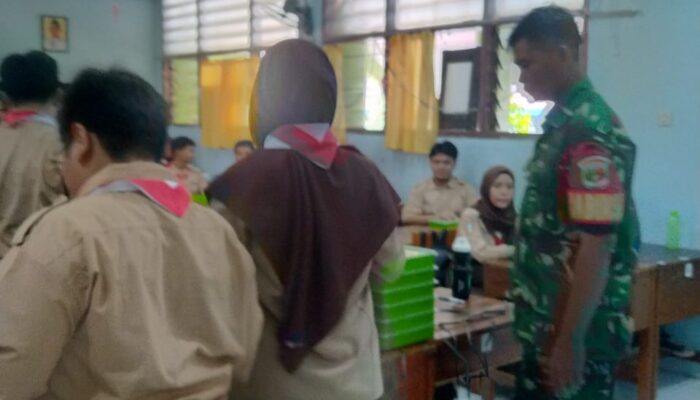 Babinsa Koramil 04/Pulogadung Bersama SPPG Salurkan MBG Tepat Waktu