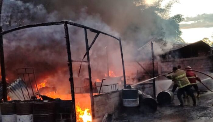 Kebakaran Bekas Gudang Minyak Berkebun Di Lampasi Kota Payakumbuh