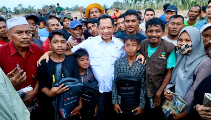 Mendagri Serahkan Bantuan ke Desa Geudumbak Kecamatan Langkahan, Aceh Utara